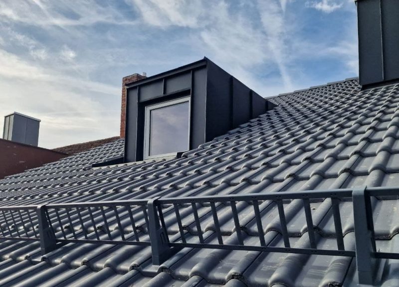 Energetische Dachsanierung mit Betondachsteinen, Gauben- und Kaminverblechung