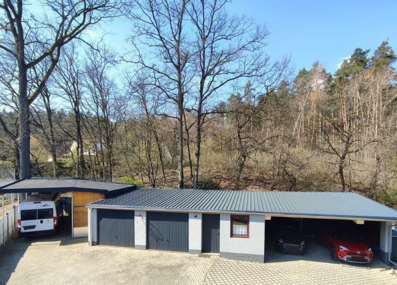 Carportüberdachung mit einlagiger Abdichtung sowie Garagensanierung mit Trapezblech