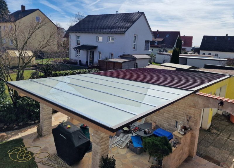 Garagensanierung mit Sandwichplatten & Terrassenüberdachung mit Glaselementen